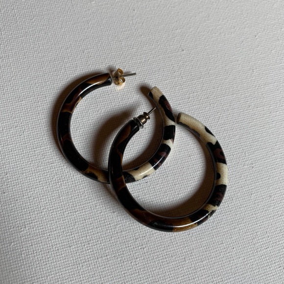 Pony tortoise hide vintage hoop earrings. - Picture 2 of 6